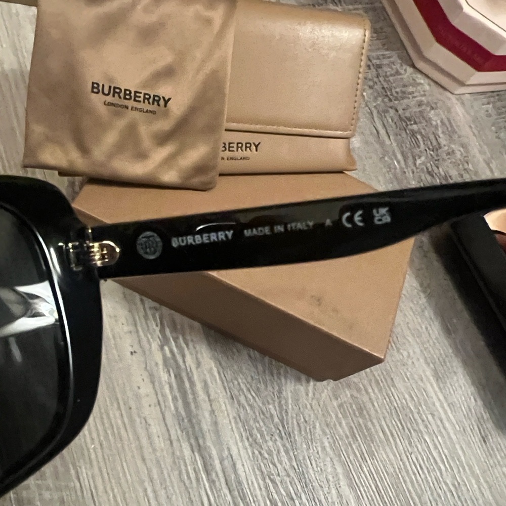 Burberry Elegant Black Women's Sunglasses - Picture 4 of 6